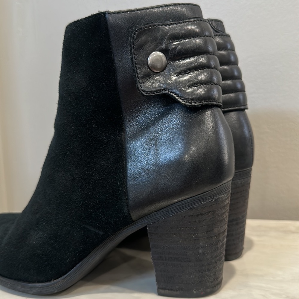 CLARKS Palma Rylie Black Suede Women's Ankle Booties Size 7.5 - Picture 3 of 10